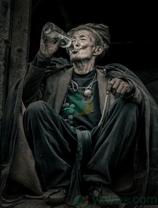 抖音彝族老人在门口独自喝酒高清图片
