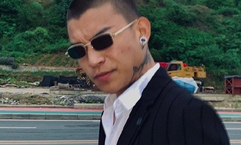 《抖音》攀娘举牌视频教程